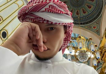 Pernah Dilaporkan atas Dugaan Penistaan Agama, Wanda Hara Kini Umrah Pakai Sorban