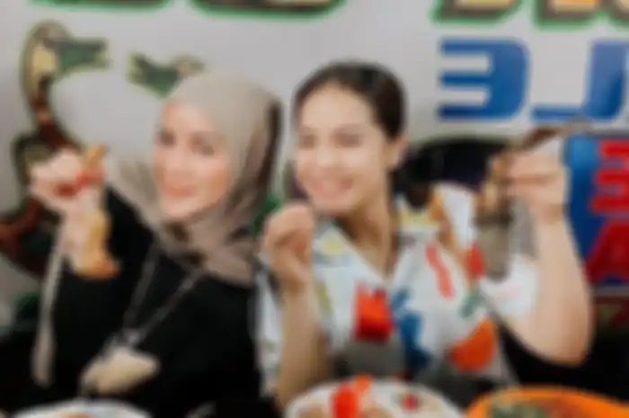 Nagita Slavina dan Olla Ramlan tengah menikmati pecel lele