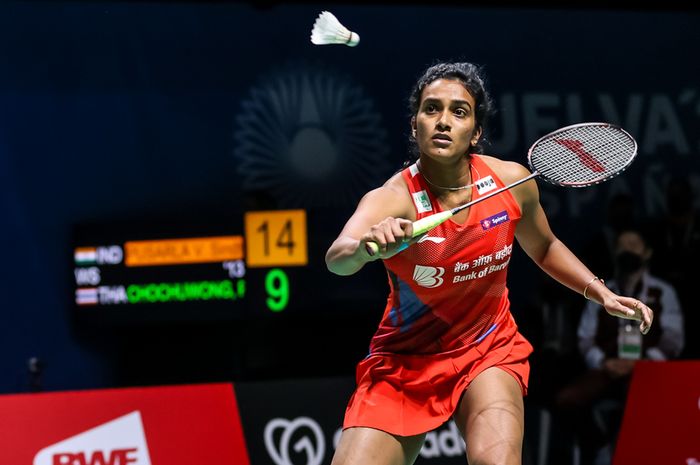 Pebulu tangkis tunggal putri India, Pusarla Venkata Sindhu, pada babak ketiga Kejuaraan Dunia 2021 di Palacio de los Deportes Carolina Marin Arena, Huelva, Spanyol, Kamis (16/12/2021).