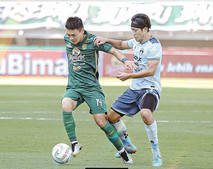 Pemain Persebaya Surabaya, Sho Yamamoto, mendapat kawalan dari Bae Sin-young pada laga kontra Persita Tangerang di Liga 1 2023/2024.