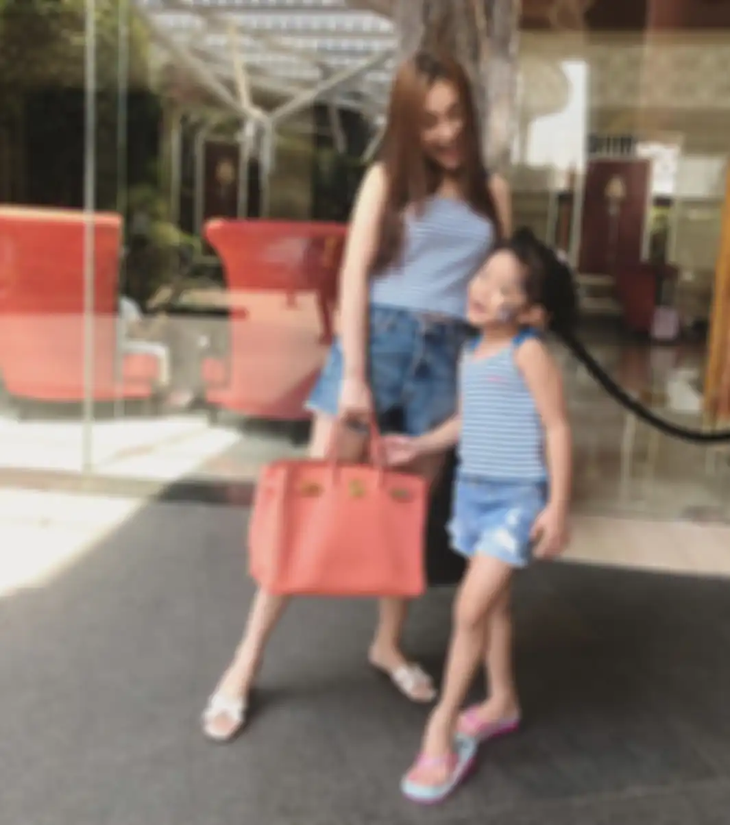 Ayu Ting Ting kerap kepergok kenakan berbagai fashion item mewah dengan harga fantastis