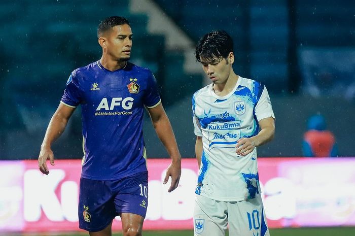 Momen perbincangan Renan Silva dan Taisei Marukawa saat laga PSIS Semarang Vs Persik Kediri pada pekan ke-27 Liga 1 2023/2024.
