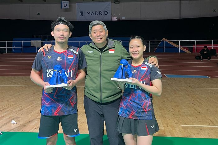 Pasangan ganda campuran Indonesia, Rinov Rivaldy/Pitha Haningtyas Mentari berpose dengan Kepala Pelatih, Herry Iman Pierngadi usai menjuarai Spain Masters 2024 di Centro Deportivo Municipal Gallur, Madrid, Spanyol, Minggu (31/3/2024).