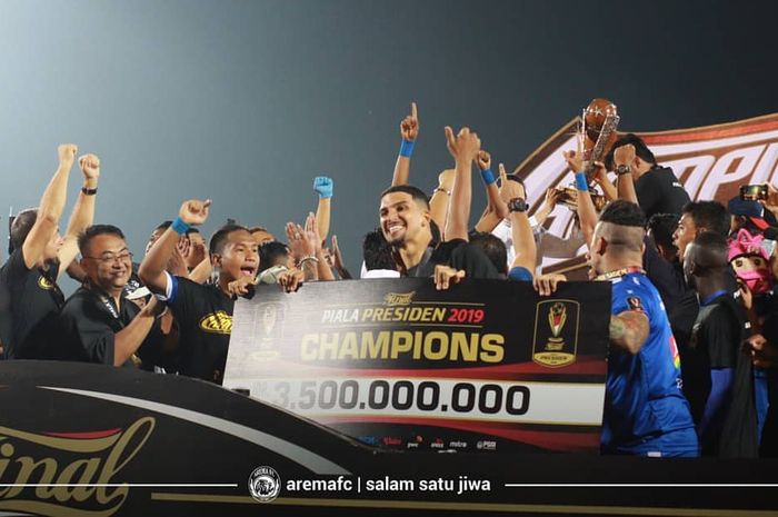 Arema FC merayakan keberhasilan menjadi juara Piala Presiden 2019.