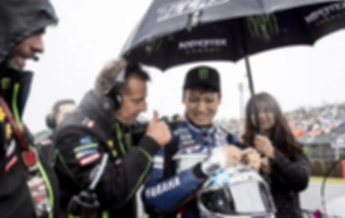 Bos tim Yamaha Tech 3 Herve Poncharal saat memberi semangat pada Kohta Nozane sebelum start MotoGP Jepang di Motegi hari Minggu (15/10/2017)