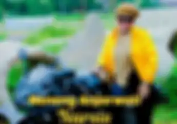 Potret Pedangdut Senior Neneng Anjarwati Naik Motor Sport, Kece Banget
