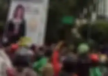 Mendadak Hujan Duit di Kuningan Jaksel dan Bikin Macet, Polisi Malah Bilang Begini