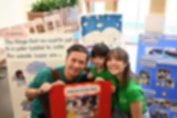 Kebersamaan Gading Marten, Gisel dan Gempi. Foto Gisel berpose dengan keluarga Gading Marten dicibir netizen. Roy Marten pun was-was dengan kondisi Gempi. 