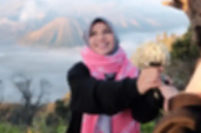 Aurel Hermansyah memegang bunga edelweis pemberian Atta Halilintar.