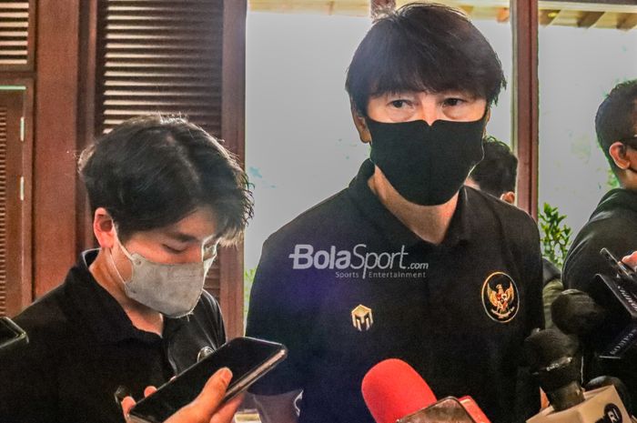 Pelatih timnas Indonesia, Shin Tae-yong (kanan), sedang memberikan keterangan kepada awak media di Hotel Sultan, Jakarta, 6 Januari 2022.