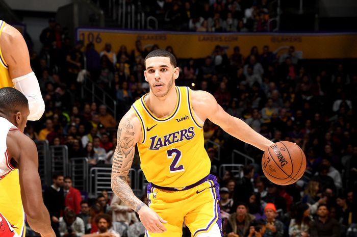 Lonzo Ball mengalami cedera saat LA Lakers berhadapan melawan Houston Rockets, Minggu (20/1/2019) WIB.