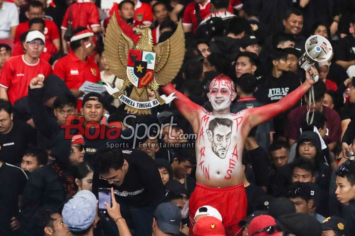 Suporter timnas Indonesia (fans timnas Indonesia) membentangkan logo garuda dan tubuhnya dilukis Maarten Paes di Stadion Utama Gelora Bung Karno, Senayan, Jakarta, Selasa (10/9/2024).