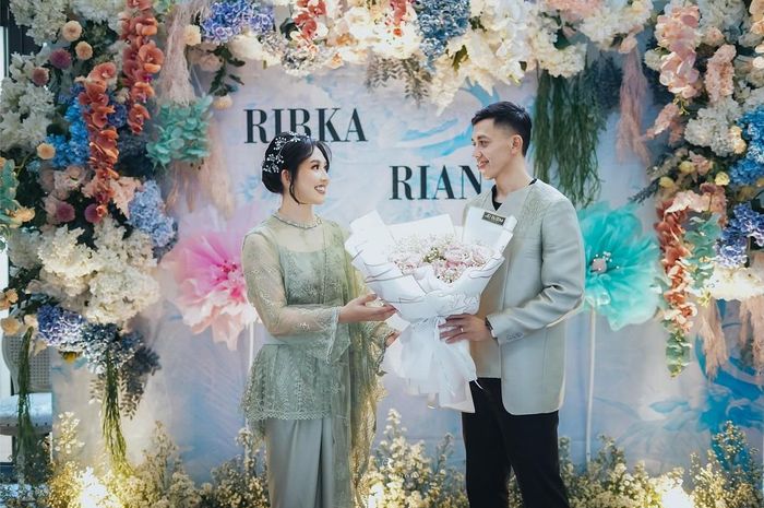 Pebulu tangkis ganda putra Indonesia, Muhammad Rian Ardianto dan Ribka Sugiarto (ganda putri Indonesia) bertunangan pada Sabtu (23/12/2023).