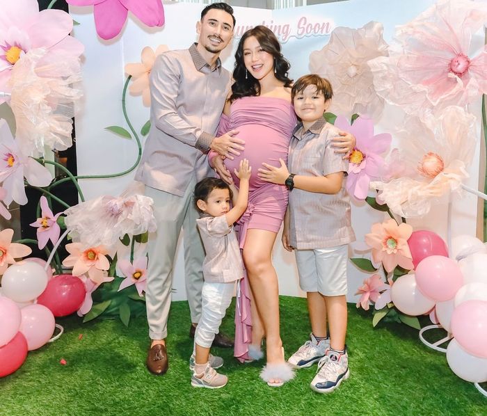 Keluarga kecil Jessica Iskandar dan Vincent Verhaag di acara baby shower anak ketiga mereka.