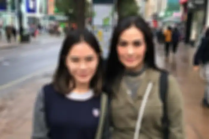 Iis Dahlia sandang status biduan bergaya sosialita, ternyata putrinya tak malu jualan makanan di pinggir jalan raya dengan gaya sederhana