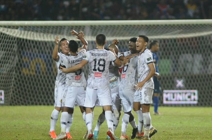 Skuat Tira Persikabo merayakan kemenangan atas tuan rumah Arema FC di Stadion Gajayana, Malang, Sabtu (29/6/2019).