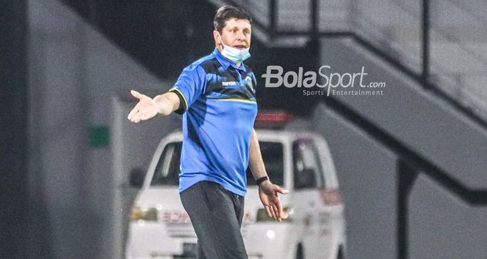 Pelatih timnas Timor Leste, Fabio Joaquim Maciel Da Silva (Fabio Maciel), sedang memberikan intruksi kepada para pemainnya di Stadion Kapten I Wayan Dipta, Gianyar, Bali, 30 Januari 2022.