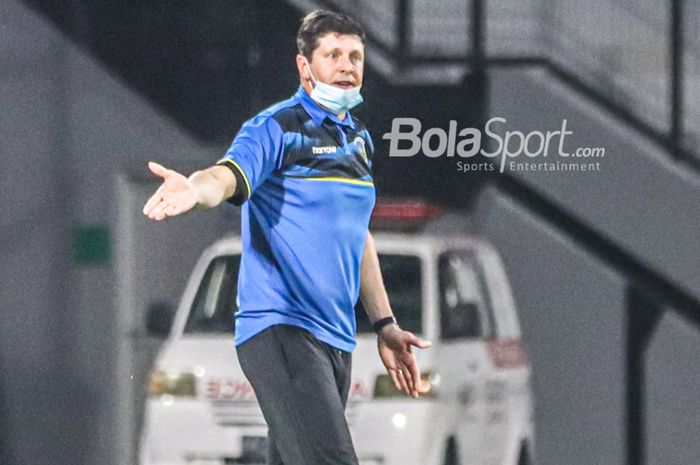 Pelatih timnas Timor Leste, Fabio Joaquim Maciel Da Silva (Fabio Maciel), sedang memberikan intruksi kepada para pemainnya di Stadion Kapten I Wayan Dipta, Gianyar, Bali, 30 Januari 2022.