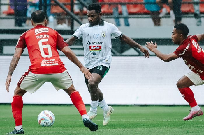 Pemain PSS Sleman, Ricky Cawor saat menguasai bola dari para pemain Bali United dalam laga pekan pertama Liga 1 2023/2024 di Stadion Kapten I Wayan Dipta Gianyar, Bali, Sabtu (1/7/2023).