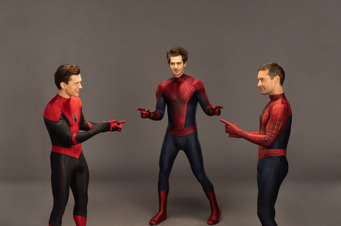 Tobey Maguire, Andrew Garfield, dan Tom Holland tiru meme Spider-Man saling tunjuk dalam rilis digital No Way Home.