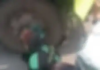  Video Kecelakaan! Motornya Terlibat Senggolan Dengan Truk Kontainer, Driver Ojek Online Masuk Kolong