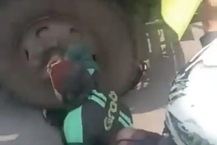  Video Kecelakaan! Motornya Terlibat Senggolan Dengan Truk Kontainer, Driver Ojek Online Masuk Kolong