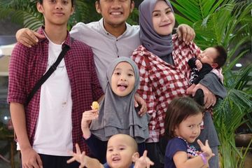 Zaskia Adya Mecca Unggah Foto Anak dan Suami di Instagram, Captionnya Sweet Banget!