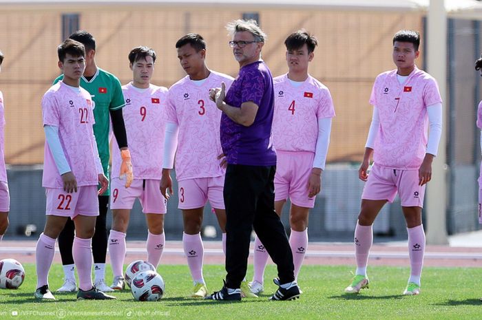 Pelatih Timnas Vietnam, Philippe Troussier, memimpin sesi latihan timnya jelang menghadapi Timnas Indonesia di Piala Asia 2023.