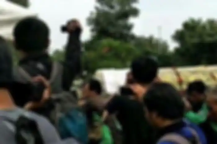Puluhan pengemudi ojek online mengantar jenazah Laila Sari ke pemakaman.