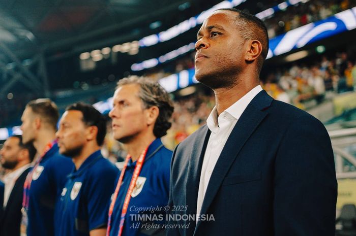 Pelatih Patrick Kluivert memimpin Timnas Indonesia melawan Australia.