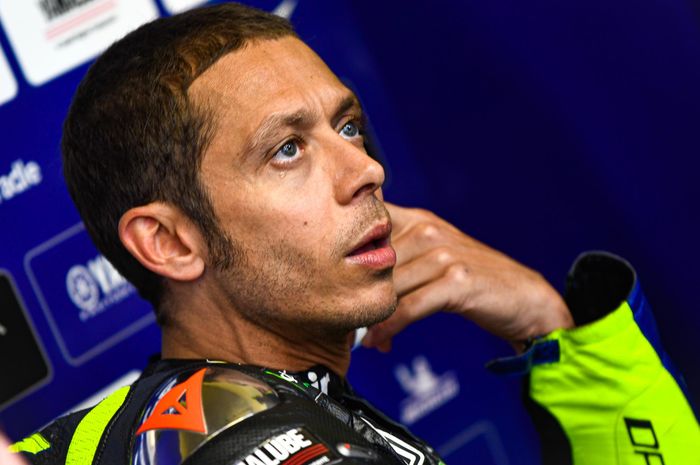 Pembalap Monster Energy Yamaha, Valentino Rossi, berada di garasi pada hari kedua seri balap MotoGP Belanda di Sirkuit Assen.