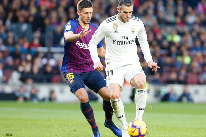 Penyerang Real Madrid, Gareth Bale, mendapat penjagaan dari bek Barcelona, Clement Lenglet, pada laga El Clasico, Oktober 2018.