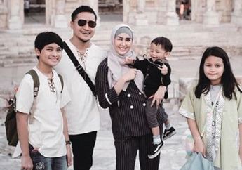 Cerita Menegangkan Arie Untung dan Anak saat Perdana Naik Balon Udara