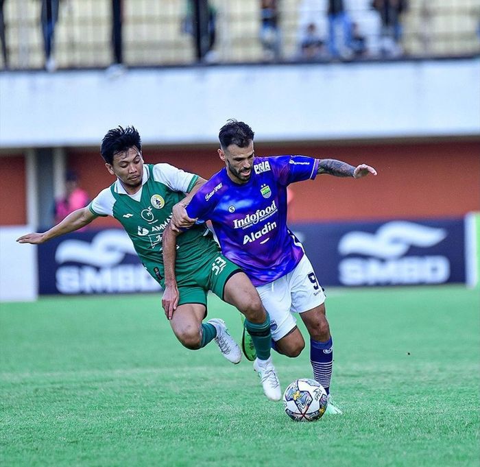 Tyronne del Pino saat membela pertandingan bersama Persib Bandung dalam uji coba melawan PSS Sleman, Minggu (25/6/2023).