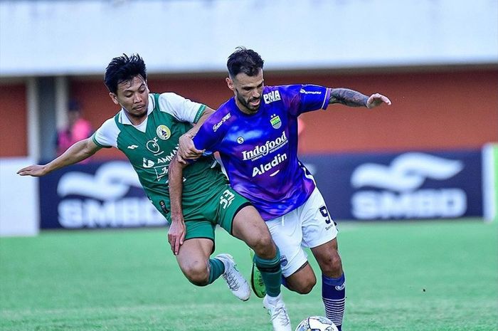 Tyronne del Pino saat membela pertandingan bersama Persib Bandung dalam uji coba melawan PSS Sleman, Minggu (25/6/2023).