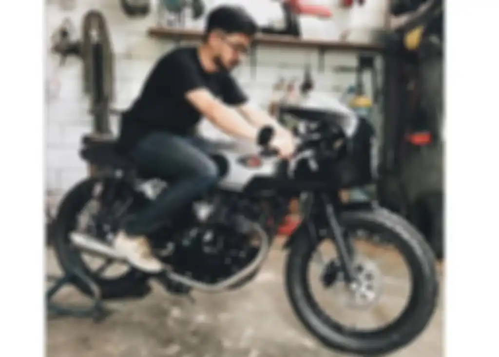 Den Dimas saat menjajal motornya di markas Katros Garage