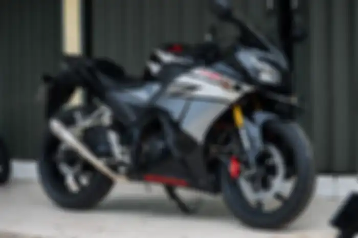 Modifikasi motor Honda CBR150R lama, telan upside down Yamaha R15 plus pelek lebar.