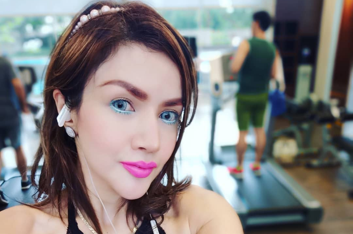 Barbie Kumalasari doyan pakai makeup full warna-warni