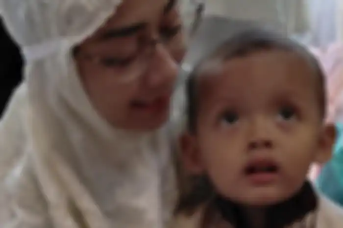 Istri Buya Arrazy Hasyim Eli Ermawati mendengar bisikan suara jauh sebelum anaknya tertembak senpi pengawal suaminya.