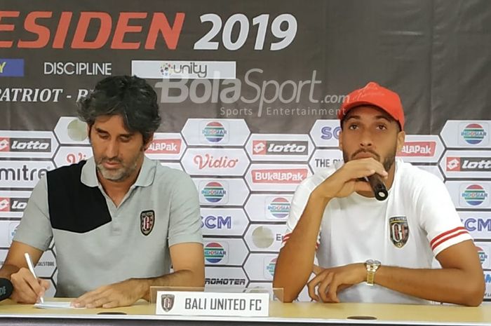 Pelatih dan pemain Bali United Stefano Cugurra alias Teco dan Willian Pacheco dalam jumpa pers di ruang media Stadion Patriot Chandrabhaga, Kota Bekasi, Sabtu (2/3/2019).