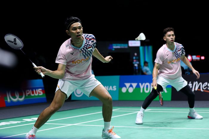 Pasangan ganda putra Indonesia, Fajar Alfian/Muhammad Rian Ardianto saat berlaga pada babak 32 besar Malaysia Open 2025 di Axiata Arena, Kuala Lumpur, Malaysia, Rabu (8/1/2025).