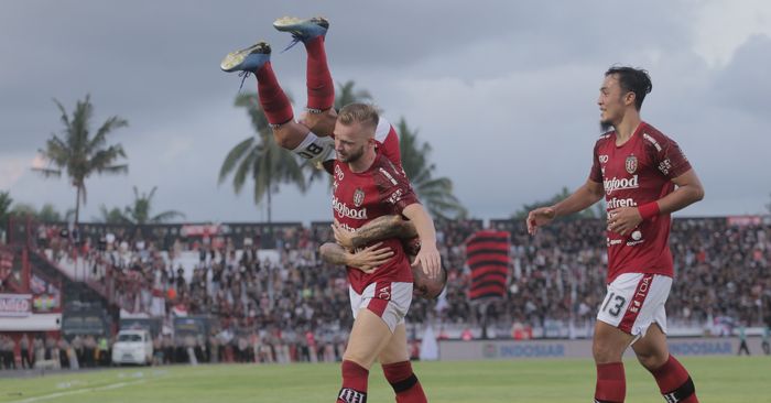 Bali United vs Madura United - Aksi pemain Bali United, (dari kiri ke kanan) Paulo Sergio, Melvin Platje dan Gunawan Dwi Cahyo, saat merayakan gol Bali United ke gawang Madura United dalam laga pekan ketiga Shopee Liga 1 2020 di Stadion Kapten I Wayan Dipta pada Minggu (15/3/2020).