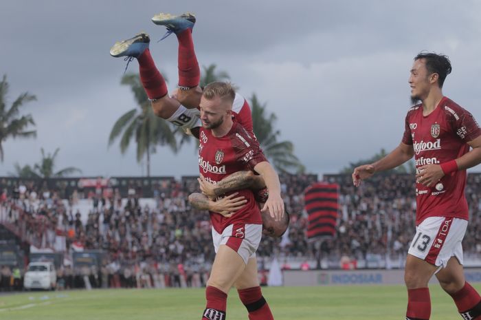 Bali United vs Madura United - Aksi pemain Bali United, (dari kiri ke kanan) Paulo Sergio, Melvin Platje dan Gunawan Dwi Cahyo, saat merayakan gol Bali United ke gawang Madura United dalam laga pekan ketiga Shopee Liga 1 2020 di Stadion Kapten I Wayan Dipta pada Minggu (15/3/2020).