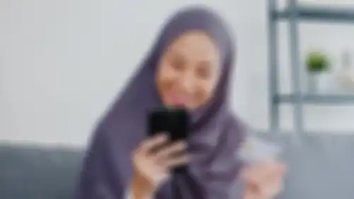 Ilustrasi remaja muslimah kini bisa berwakaf lebih mudah lewat Allianz Life Syariah