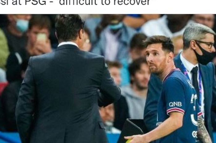 Pelatih Paris Saint-Germain, Mauricio Pochettino, berbicara dengan Lionel Messi.