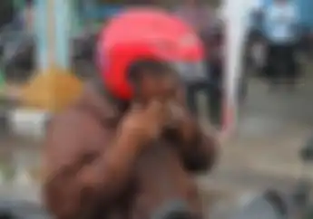 Ditangkap Polisi Karena Merokok, Pemotor Ini Setujui Aturan Larangan Merokok di Jalan