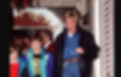 8 OOTD Princess Diana Pakai Celana Jeans. Kasual Tapi Modis Abis!