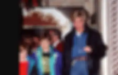 8 OOTD Princess Diana Pakai Celana Jeans. Kasual Tapi Modis Abis!
