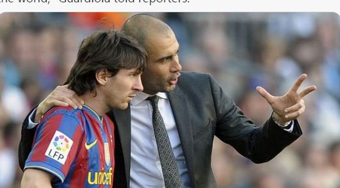 Megabintang Barcelona, Lionel Messi, mendengarkan instruksi dari Pep Guardiola.