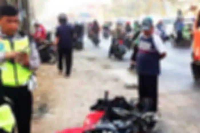 Pemotor menjadi korban kecelakaan di jalan raya Narogong, Bekasi.